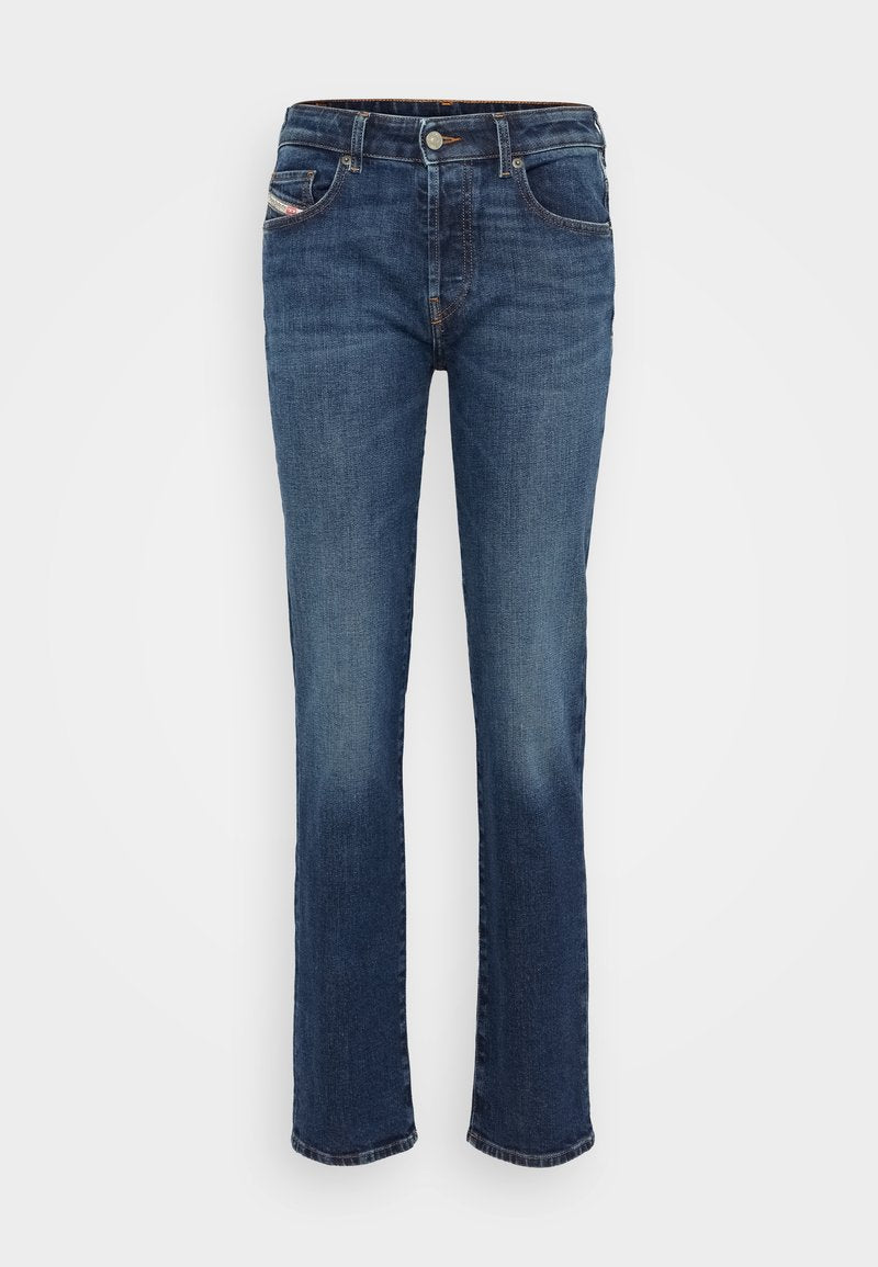 Blaue Denim-Jeans mit geradem Bein, ausgestattet mit fünf Taschen, einem Knopf- und Reißverschluss sowie dezenten Nähakzenten.