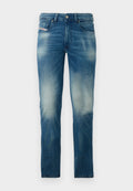 Blaue, ausgewaschene Slim-Fit-Jeans mit Fünf-Taschen-Design und Knopfverschluss, präsentiert vor einem schlichten weißen Hintergrund.