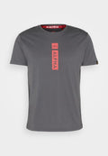 Graues T-Shirt mit kurzen Ärmeln, das ein zentrales vertikales rotes "ALPHA"-Grafikdesign enthält. Der Stoff wirkt glatt, lässiges Design, runder Halsausschnitt.