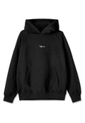 Schwarzer Kapuzenpullover aus Baumwollmischgewebe, mit einer vorderen Kängurutasche und gesticktem Logo auf der Brust.