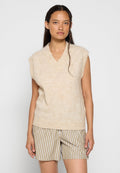 Beige gestrickter ärmelloser Pullover mit V-Ausschnitt, weicher Textur und lockerer Passform, kombiniert mit braunen gestreiften Shorts.