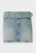 Denim-Minirock mit hellblauer Waschung, ausgestattet mit einem taillierten Bund mit metallenem Schnallenverschluss, fünf Taschen und dezenten Auswaschungen für Struktur.