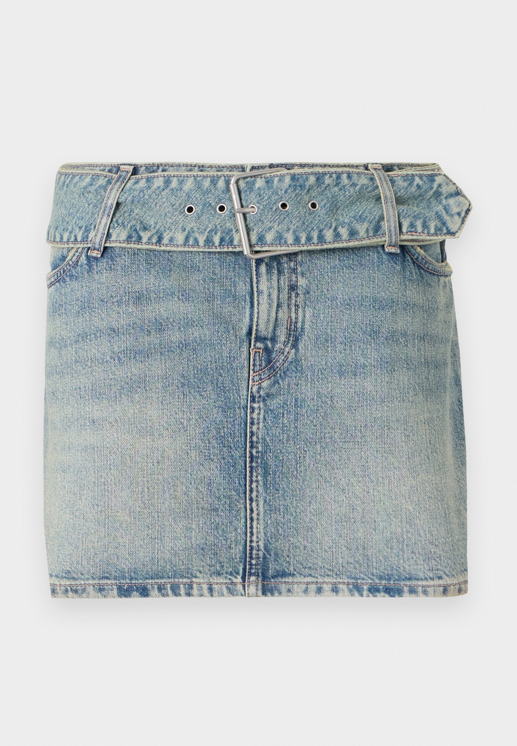 Denim-Minirock mit hellblauer Waschung, ausgestattet mit einem taillierten Bund mit metallenem Schnallenverschluss, fünf Taschen und dezenten Auswaschungen für Struktur.