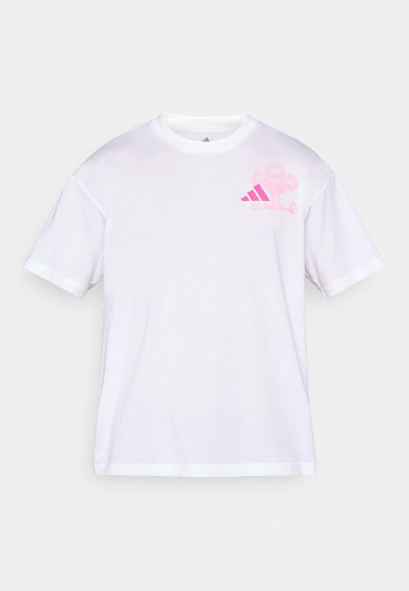 Weißes Baumwoll-T-Shirt mit kurzen Ärmeln, das eine pinke Grafik auf der linken Brustpartie zeigt und einen Rundhalsausschnitt mit kontrastierendem Besatz hat.