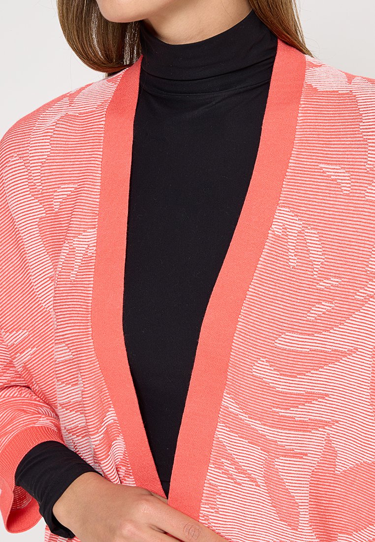 comma Strickjacke Media 3