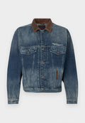 Verblasste blaue Jeansjacke mit braunem Kragen, Knopfleiste, Brusttaschen und weißem "Diesel Industry"-Logo auf der linken Brustseite.