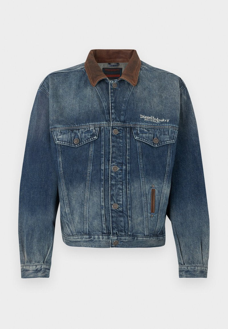 Verblasste blaue Jeansjacke mit braunem Kragen, Knopfleiste, Brusttaschen und weißem "Diesel Industry"-Logo auf der linken Brustseite.