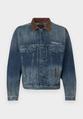 Verblasste blaue Jeansjacke mit braunem Kragen, Knopfleiste, Brusttaschen und weißem "Diesel Industry"-Logo auf der linken Brustseite.