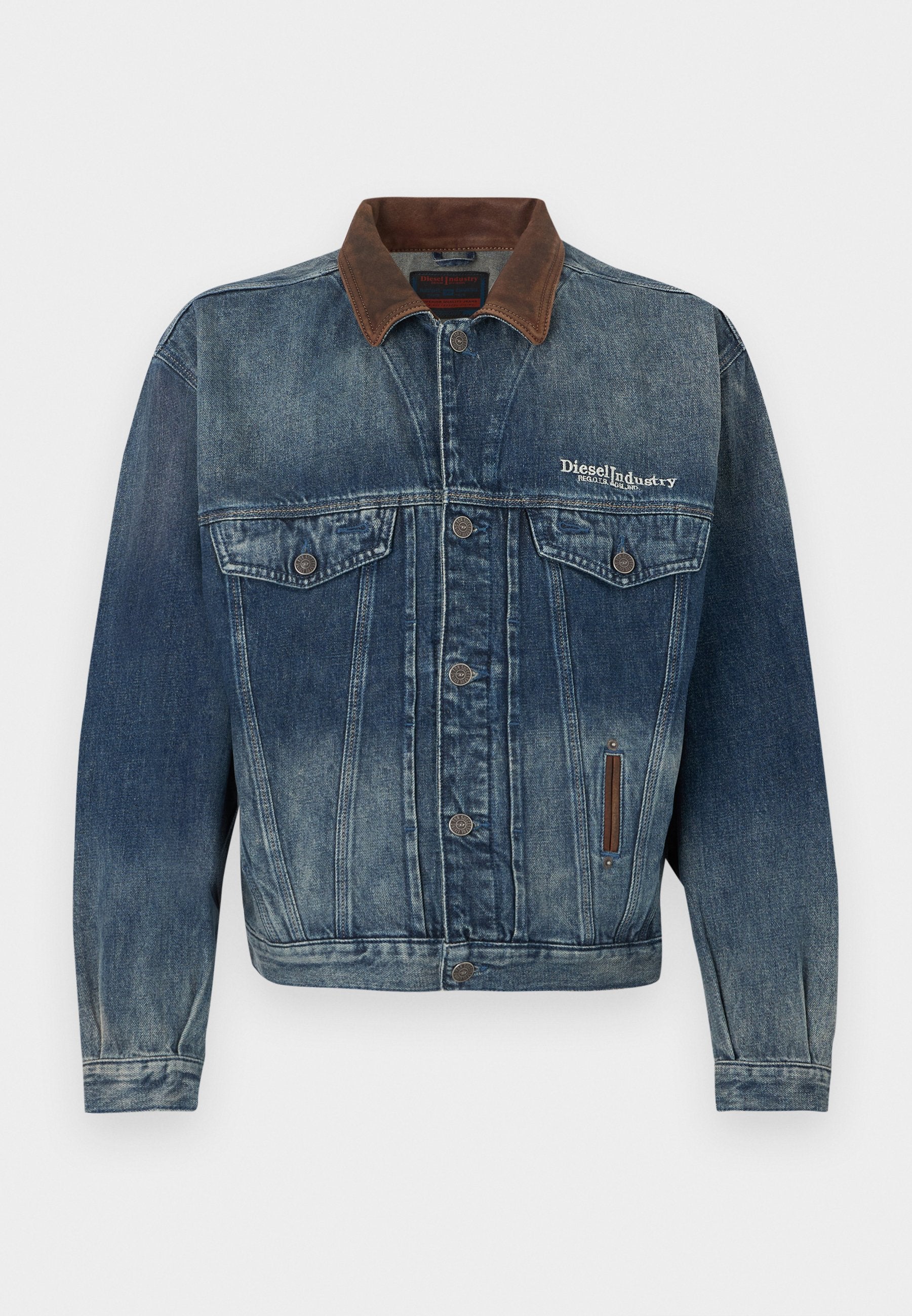 Verblasste blaue Jeansjacke mit braunem Kragen, Knopfleiste, Brusttaschen und weißem "Diesel Industry"-Logo auf der linken Brustseite.