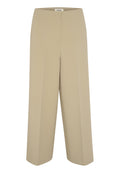 Beige weit geschnittene Hose mit glatter Textur, ausgestattet mit einem flachen Frontbund und ohne sichtbare Verschlüsse. Der Stoff hat einen weichen Fall.
