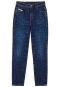 Dunkelblaue gerade geschnittene Jeans mit orangefarbenen Nähten, Fronttaschen und einem kleinen Markenlabel, das in der Münztasche sichtbar ist.