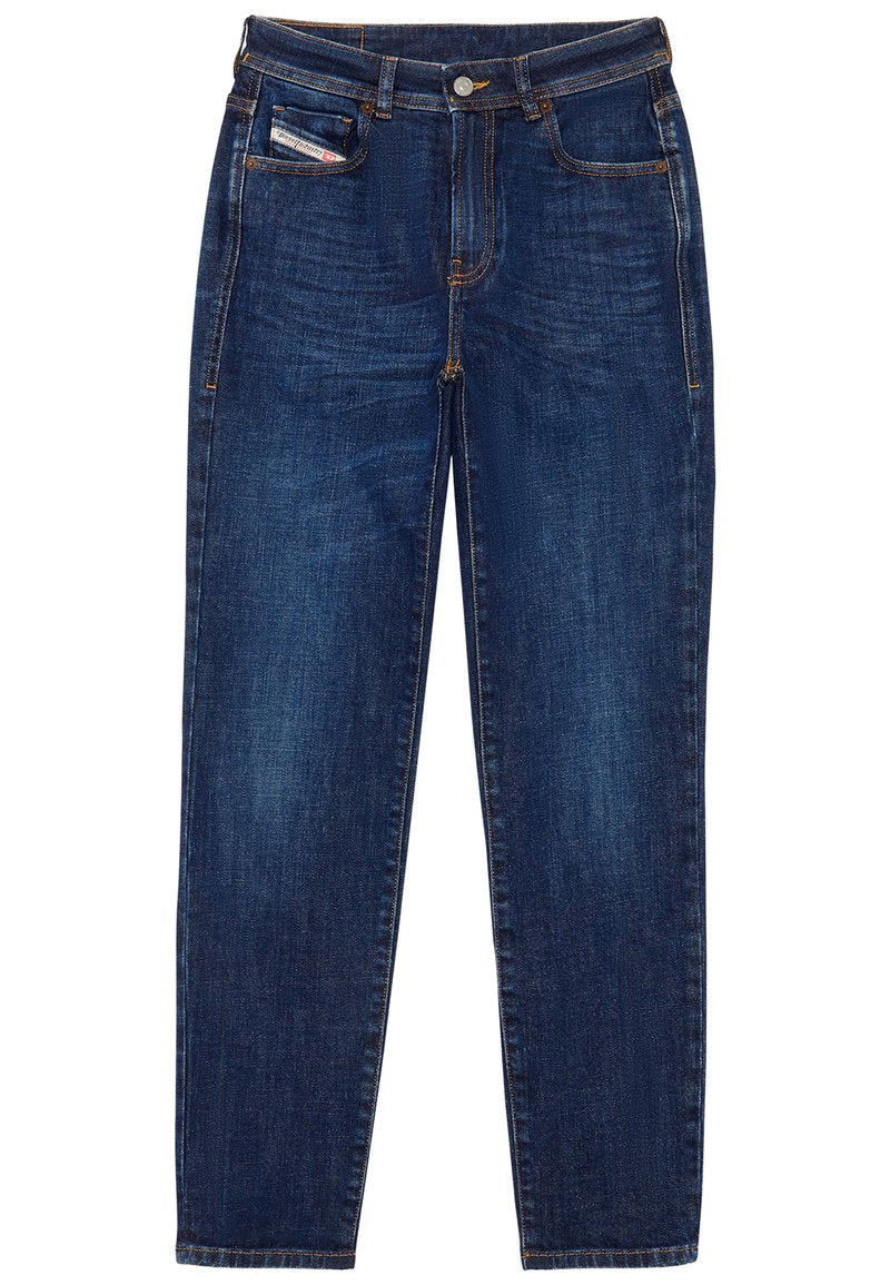 Dunkelblaue gerade geschnittene Jeans mit orangefarbenen Nähten, Fronttaschen und einem kleinen Markenlabel, das in der Münztasche sichtbar ist.