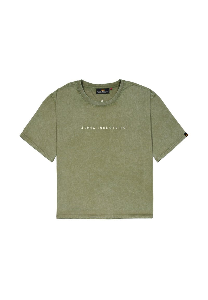 Olivgrünes T-Shirt mit kurzen Ärmeln, auf der Vorderseite mittig mit dem Schriftzug "ALPHA INDUSTRIES" und einem Rundhalsausschnitt.