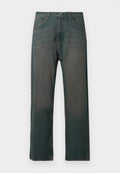 Dunkelgrüne Jeans aus Denim mit geradem Bein, ausgestattet mit einem klassischen Fünf-Taschen-Design und kontrastierenden Nähten entlang der Nähte.