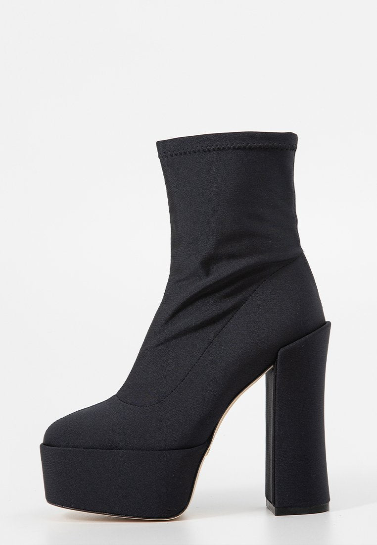 Stuart Weitzman SKYHI 145