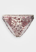 Bikini-Hose in Creme mit bordeauxroten und blauen Blumen- sowie geometrischen Mustern, mit elastischem Bund und glatter Stofftextur.