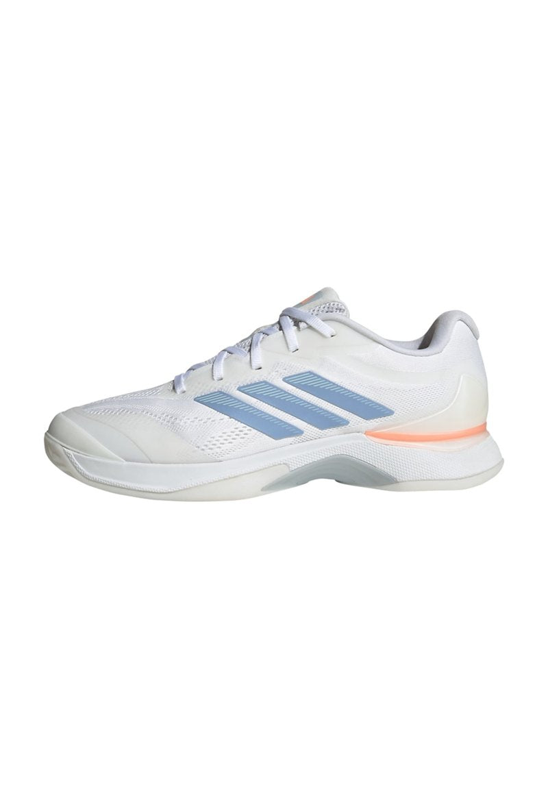 Weißer Sportschuh mit hellblauen Streifen, weißen Schnürsenkeln und einem orangen Akzent an der Sohle, von der Außenseite gezeigt.