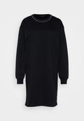 Schwarzes Sweatshirtdress mit langen Ärmeln, Rundhalsausschnitt und dekorativen Perlen um den Kragen. Weicher Stoff, lockere Passform.