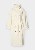 Cremeweißer langer Trenchcoat mit hohem Kragen, doppelreihigen Knöpfen, weiten Ärmeln und einem gebundenen Gürtel in der Taille.