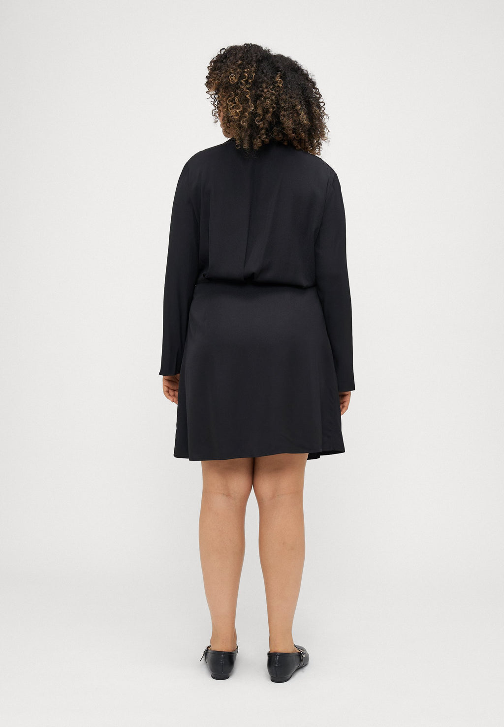 FLUID WRAP SHORT DRESS Media 4