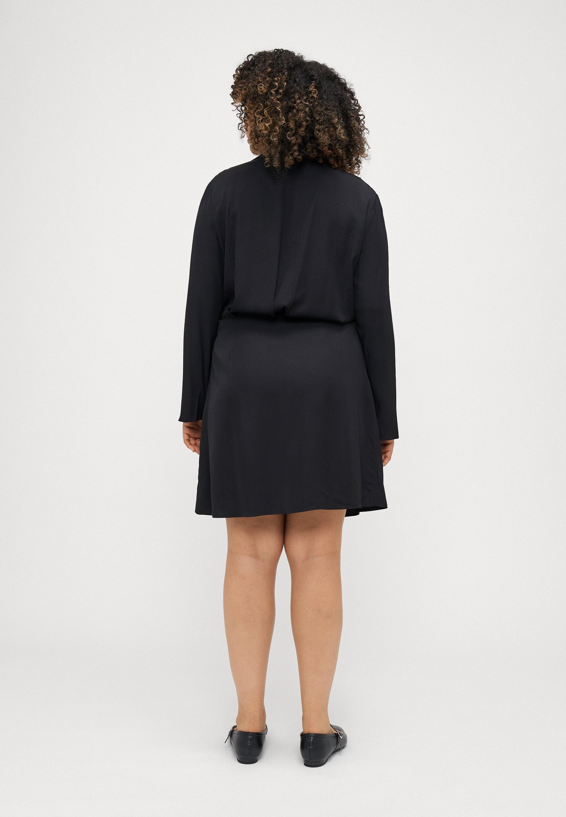 FLUID WRAP SHORT DRESS Media 4