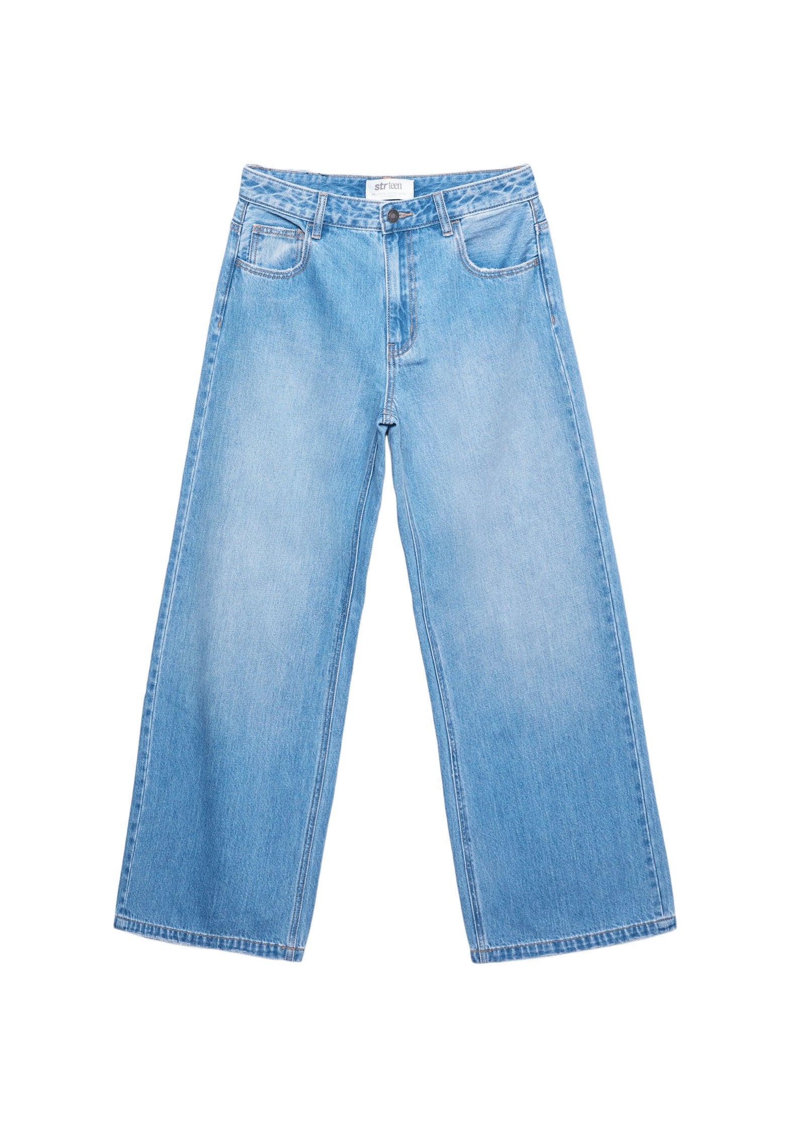 Hellblaue weite Denim-Jeans mit Fronttaschen, Gürtelschlaufen und einem Knopfverschluss an der Taille.