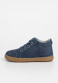 Blaue Wildleder-Ankle-Schuhe mit runder Zehenpartie, Metall-Ösen und grauem Innenfutter; Gummisohle mit kontrastierender Nahtdetails.