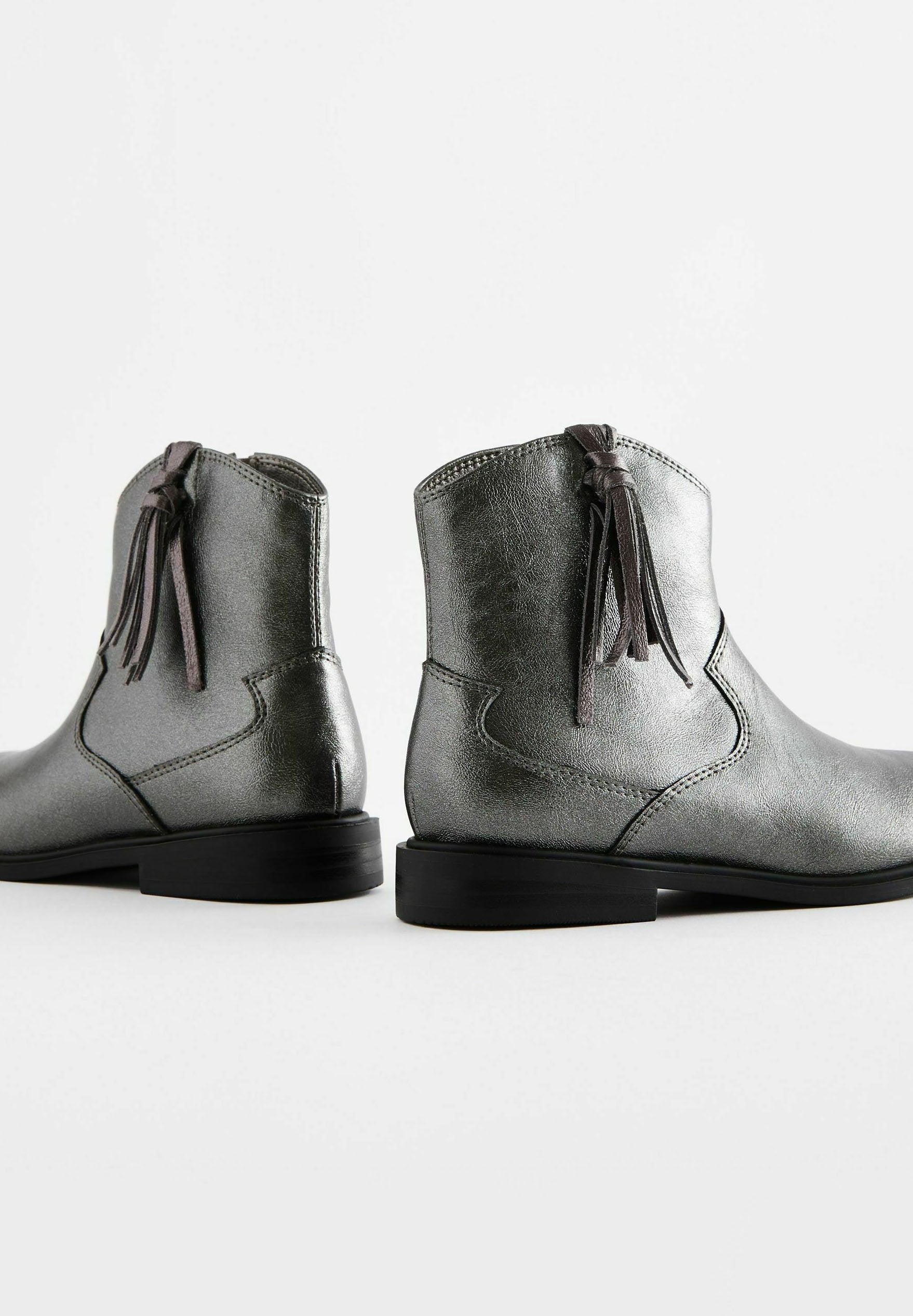 Next WESTERN TASSEL STANDARD