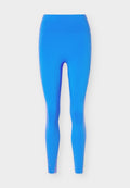 Leuchtend blaue, hoch taillierte Leggings in voller Länge, flach auf einem hellgrauen Hintergrund ausgelegt.