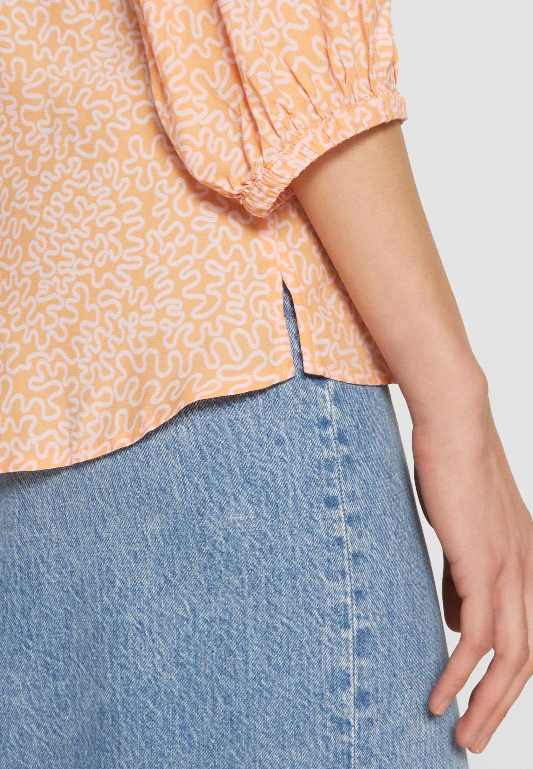 GATHERED SLEEVE Media 8