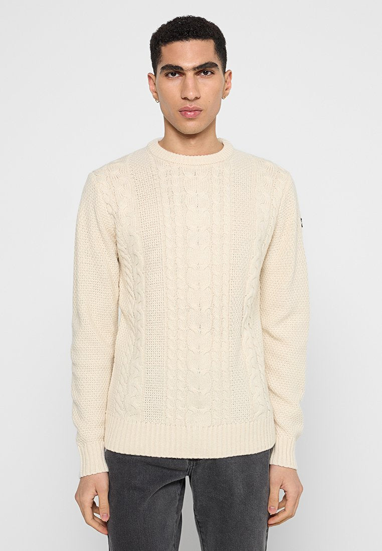 Beiger Pullover mit Kabelstrickmuster, Crewneck und gerippten Bündchen und Saum. Geeignet für die Freizeit.