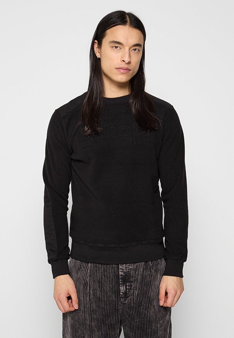 Schwarzer Sweatshirt mit weicher Textur und gerippten Bündchen. Verfügt über ein dezentes, geprägtes Logo auf der Vorderseite und einen lässigen Schnitt. Kombiniert mit gestreiften Hosen.
