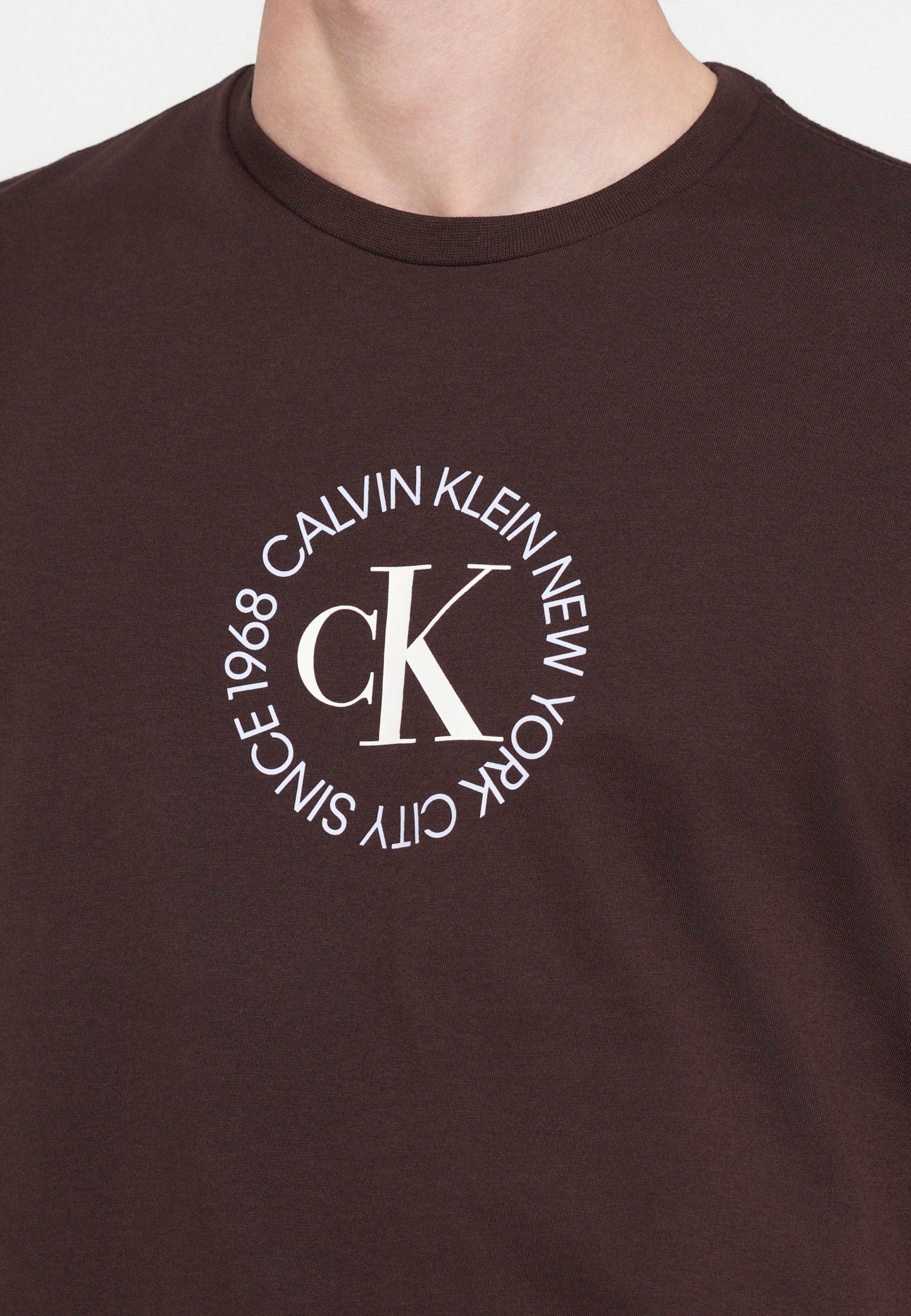 Calvin Klein Jeans WORD CIRCLE