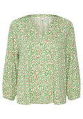 Grünblümige Bluse mit langen Ärmeln und V-Ausschnitt. Das Stoffmuster zeigt rosa und weiße Blumen auf einem strukturierten Hintergrund.