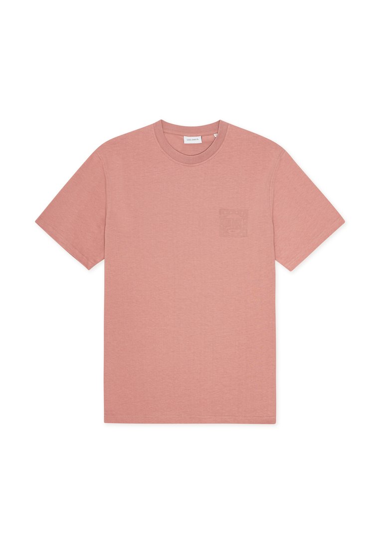 Kurzärmeliges T-Shirt mit Rundhalsausschnitt aus weichem, gedämpftem rosa Stoff. Verfügt über eine kleine, tonale Tasche auf der linken Brust. Glatte Textur, lässiges Design.