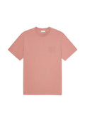 Kurzärmeliges T-Shirt mit Rundhalsausschnitt aus weichem, gedämpftem rosa Stoff. Verfügt über eine kleine, tonale Tasche auf der linken Brust. Glatte Textur, lässiges Design.