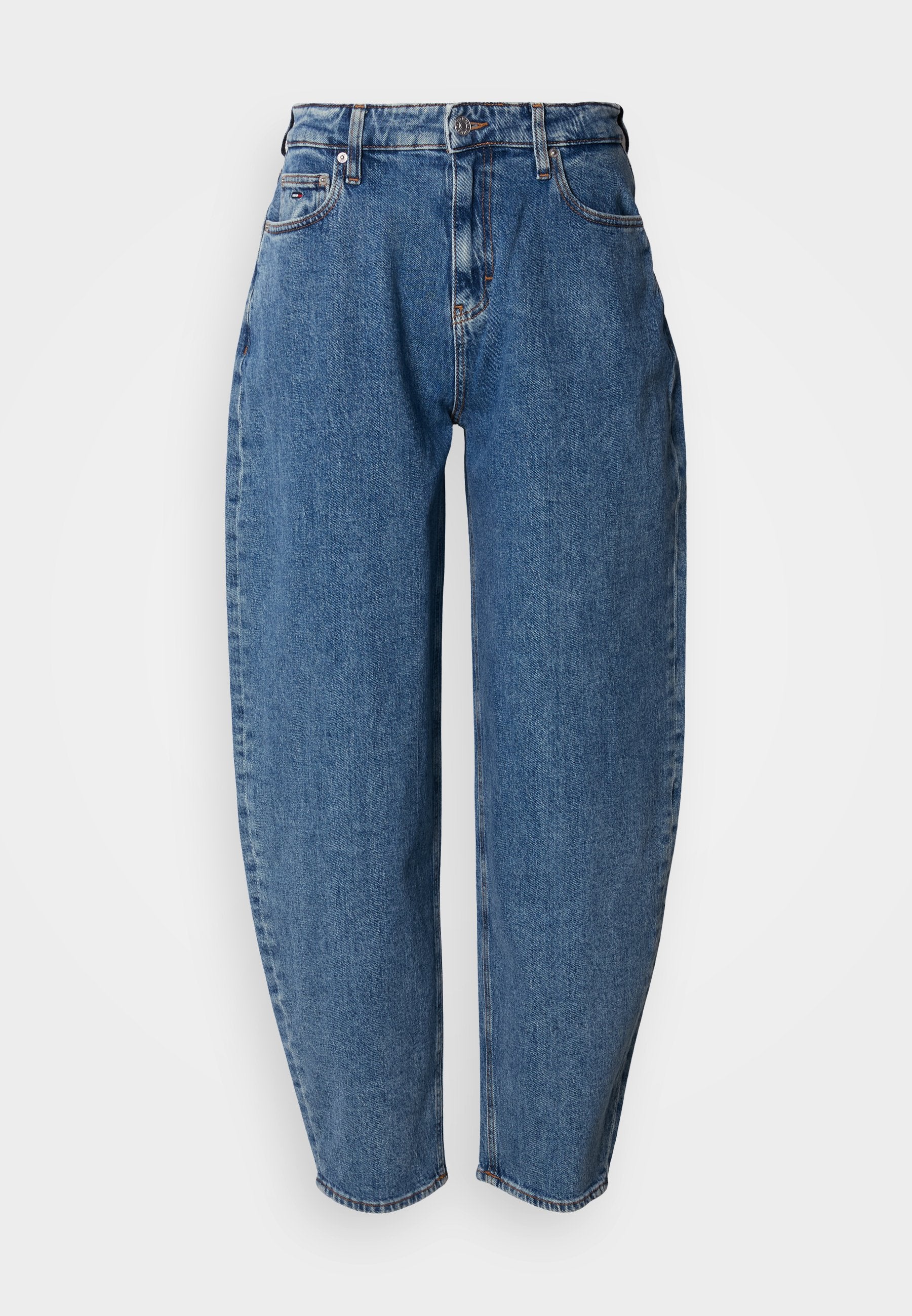 Hellblaue, hoch taillierte Jeans mit lockerem Schnitt, ausgestattet mit fünf Taschen, Gürtelschlaufen und einem geraden Bein mit ausgefransten Säumen.