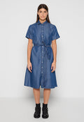 Jeanskleid mit kurzen Ärmeln, Kragen, Knopfleiste vorne und einem Taillengürtel. Das Kleid hat einen ausgestellten Saum und eine glatte Textur.