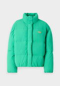 Grüne Steppjacke mit hohem Kragen, Druckknopfverschluss und horizontalen Nähten. Enthält ein kleines Logo auf der linken Seite.