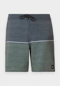 Herren-Badeshorts mit zweifarbiger Gestaltung in Dunkelgrau und Olivgrün, mit einem horizontalen weißen Streifen und schwarzem Kordelzug im Bund.