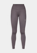Graue Leggings aus dehnbarem Stoff mit hohem Bund, glatter Textur und kleinem weißem Logo am linken Oberschenkel.