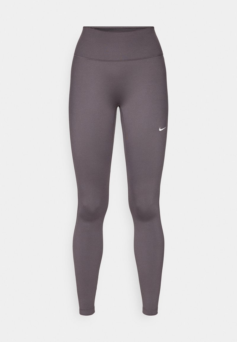 Graue Leggings aus dehnbarem Stoff mit hohem Bund, glatter Textur und kleinem weißem Logo am linken Oberschenkel.