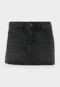 Schwarzer Jeansrock mit taillierter Passform, fünf Taschen und einem Bund. Verfügt über einen Metallknopfverschluss und leichte Verwaschungen.