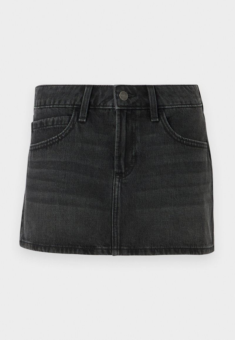 Schwarzer Jeansrock mit taillierter Passform, fünf Taschen und einem Bund. Verfügt über einen Metallknopfverschluss und leichte Verwaschungen.