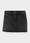 Schwarzer Jeansrock mit taillierter Passform, fünf Taschen und einem Bund. Verfügt über einen Metallknopfverschluss und leichte Verwaschungen.