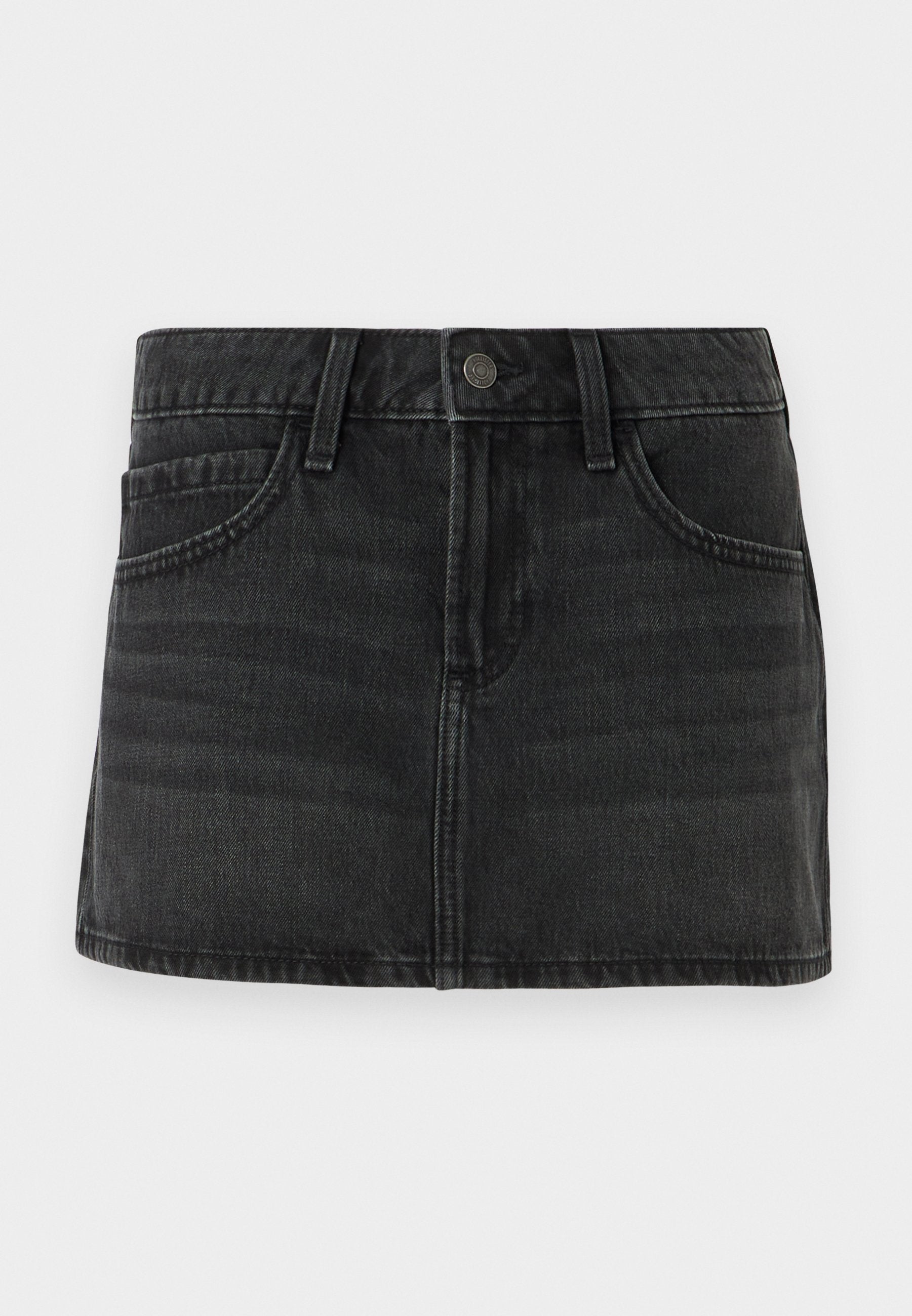 Schwarzer Jeansrock mit taillierter Passform, fünf Taschen und einem Bund. Verfügt über einen Metallknopfverschluss und leichte Verwaschungen.
