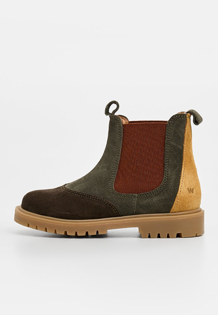 Bunte Knöchelstiefel aus dunkelgrünem und braunem Wildleder, mit einem braunen elastischen Paneel und einem beigen Wildlederabsatz, strukturiierte Gummisohle.