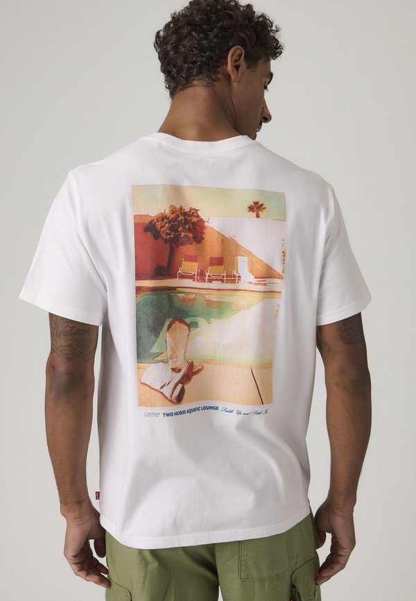 Levi's® RELAXED FIT TEE - Print T-shirt - two horse aquatic lounge white plus