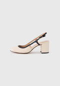 Beiger Slingback-Pump mit schwarzer Einfassung, quadratischer Spitze, klobigem mittelhohem Absatz und verstellbarem Schnallenriemen vor weißem Hintergrund.
