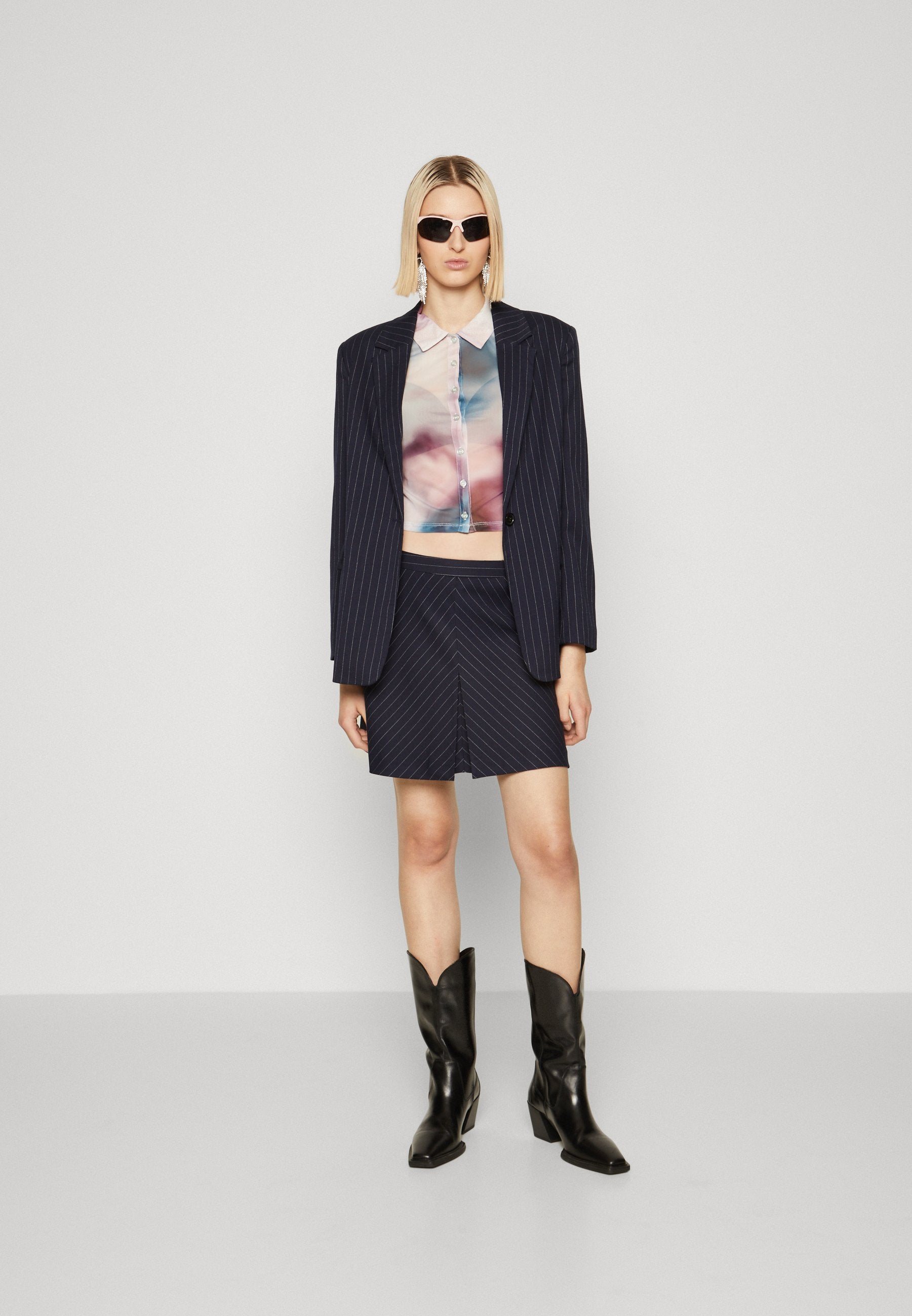 ONLSAVITA PINSTRIPE SHORT SKIRT Media 2